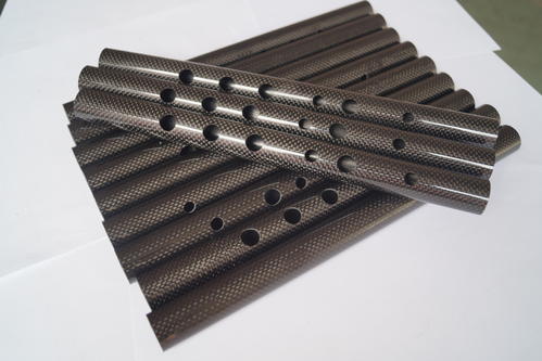 碳纤维分为T级和M级，江苏睿控碳纤维复合材料精加工设备